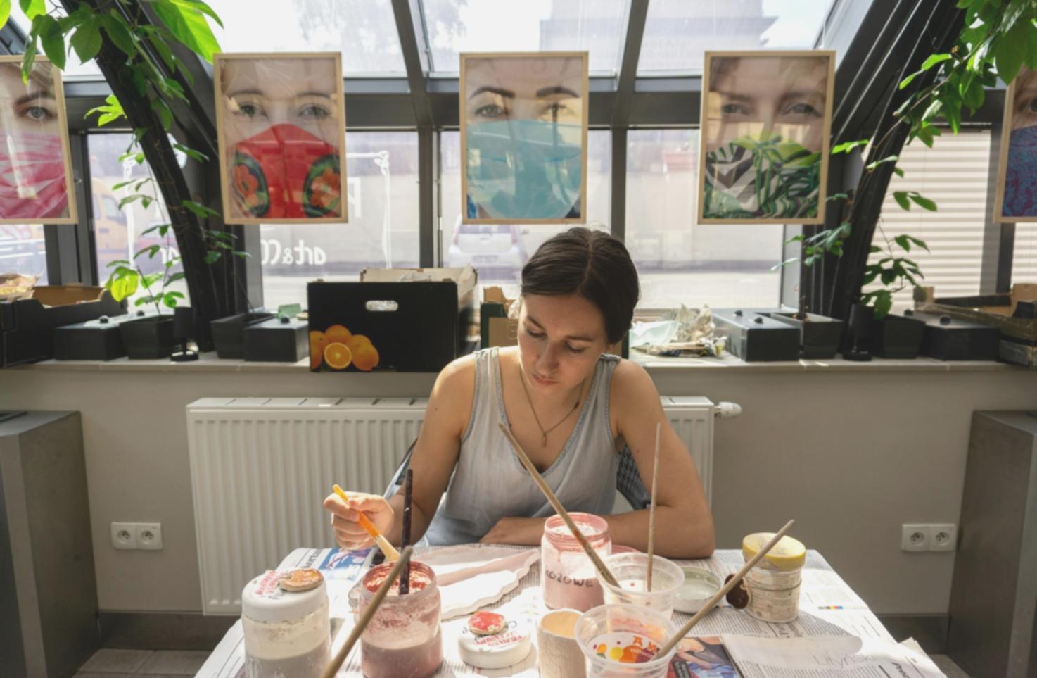 Studenti durante una sessione di disegno dal vero in atelier