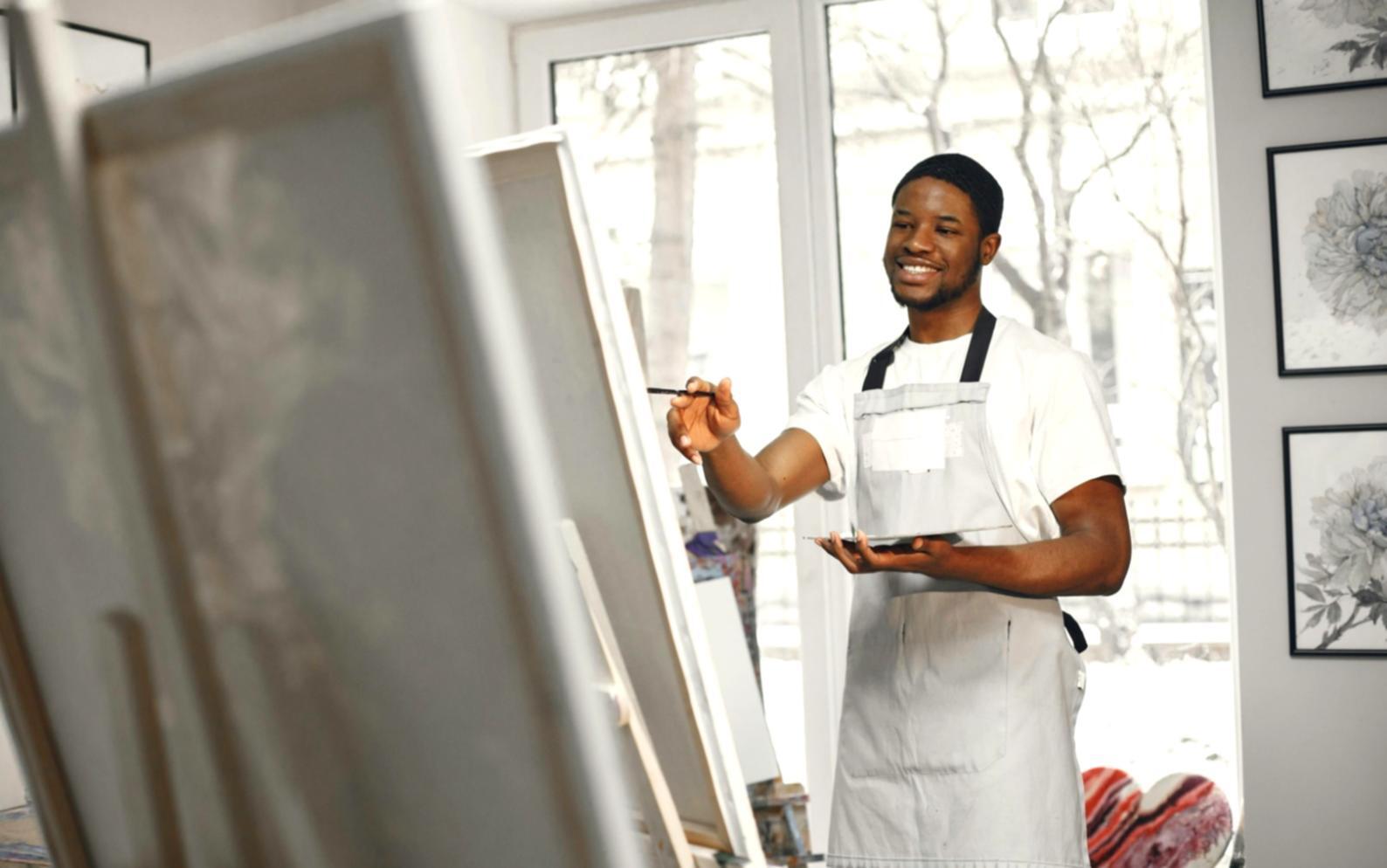 Studente che disegna dal vero in un atelier luminoso